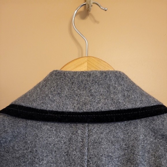 DKNY Jeans. Short waisted grey felt wool blazer, black velvet trim - Picture 6 of 13